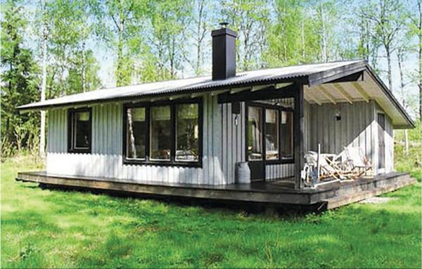 1 Bedroom Awesome Home In Lagan, Book Feriehus Småland hoteller med parkering, Parkering