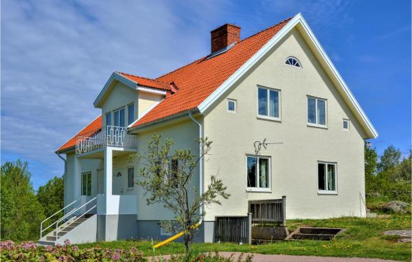 4 Bedroom Stunning Home In Mariannelund, Book Feriehus Småland hoteller med parkering, Parkering