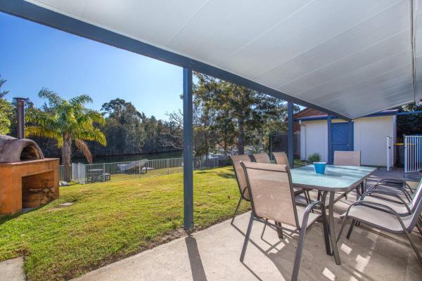 Waterfront Wonder - lakeside home w. private jetty, Book Feriehus Manyana New South Wales
