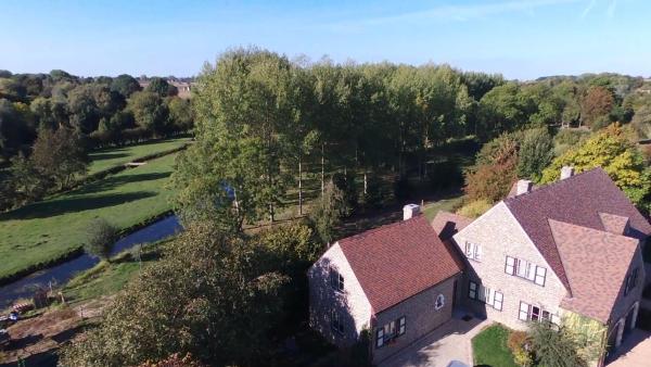 Charmes de Velupont with Wellness, Book Feriehus Braives 