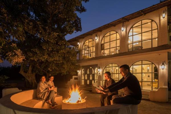 StayVistas Casa Blanca - Modern elegance with a pool, spacious lawn & diverse activities, Book Villa Hoteller i New Delhi med pool, Swimmingpool
