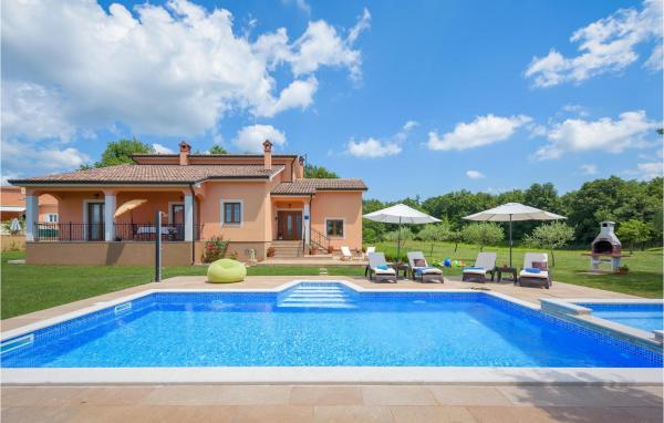 Two-Bedroom Holiday Home In Tinjan, Book Feriehus Tinjan Central Istria
