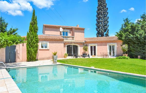 Nice Home In Eyguieres With Wifi, Book Feriehus Sommerhuse i Alpilles, Hytte