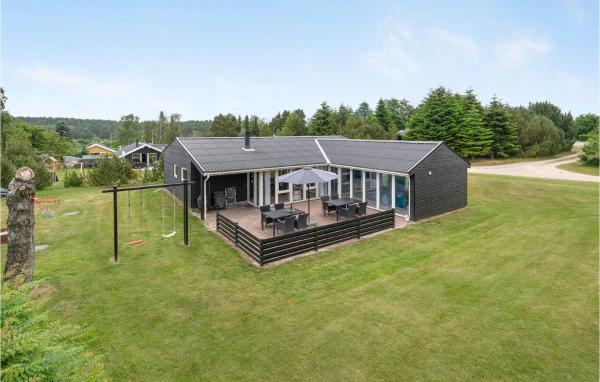 Stunning Home In Ebeltoft With Kitchen, Book Feriehus Midtjylland hoteller med pool, Swimmingpool