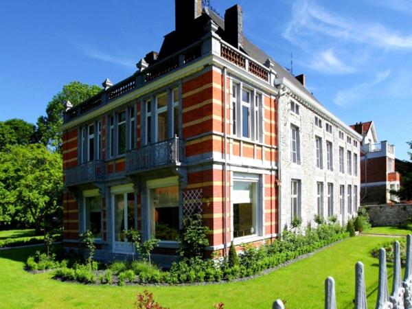 Group Villa with Pool & Sauna, Book Feriehus Wanze 