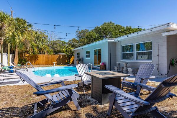 NEW Mid Century Modern Largo Retreat, Book Hotel 3-stjernede hoteller i Largo, 3*