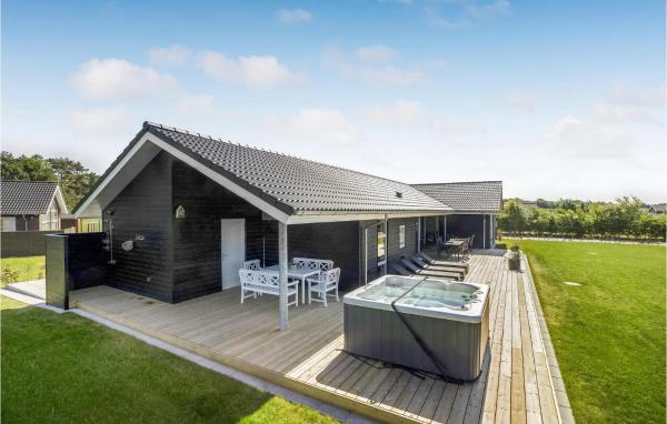 Stunning Home In Hadsund With Five Bedrooms And Wifi, Book Feriehus Hadsund Nordjylland