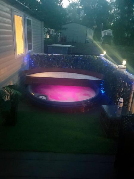 3 bedroom caravan with hot tub Tattershall lakes, Book Ferielandsby Tattershall Lincolnshire