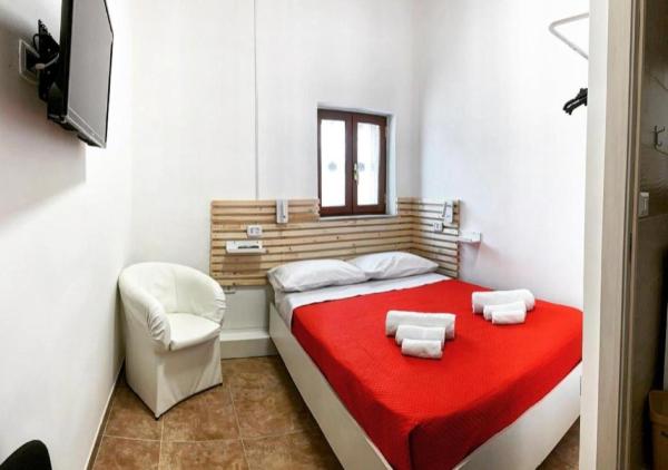 MIRIS home fast and comfortable with self check in 8 minutes walk near Naples airport, Book Pension Napoli Campania
