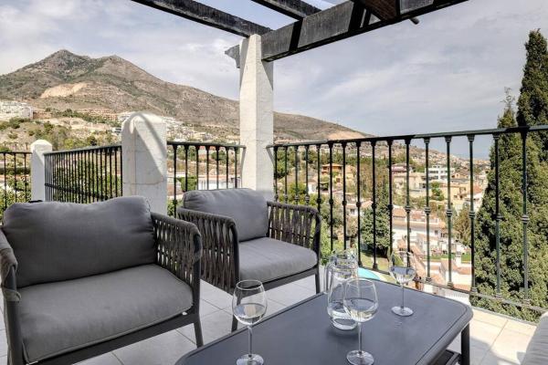 3 Bedroom Semi Detached Villa with Stunning Views, Book Lejlighed Hoteller i Costa del Sol med pool, Swimmingpool