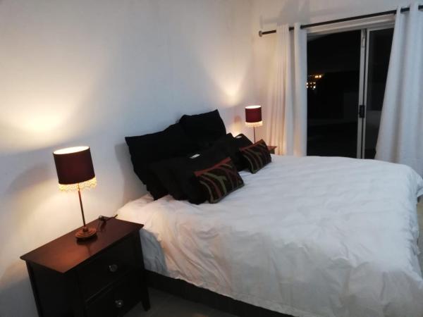 The Wynford Lodge, Book  Summerstrand 
