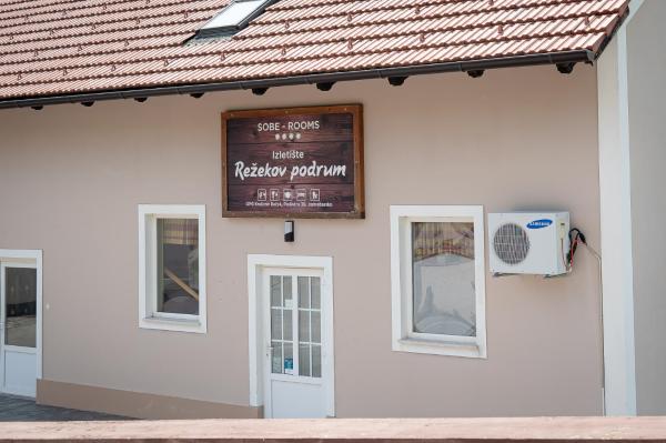 Guesthouse Režekov podrum, Book Bed and Breakfast Hoteller i Jastrebarsko med parkering, Parkering
