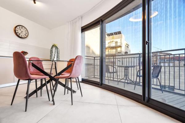Deluxe 1 Bedrooms Apartment Terrace in City Center, Book Feriehus Jerusalem District Villas, Villa