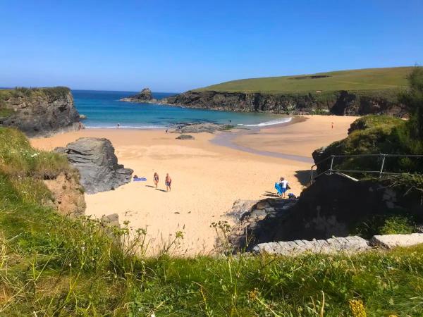 Cosy Seaside Bothy For 4 In Trevone Bay Close To Beach and Padstow, Book Feriehus Cornwall hoteller med parkering, Parkering