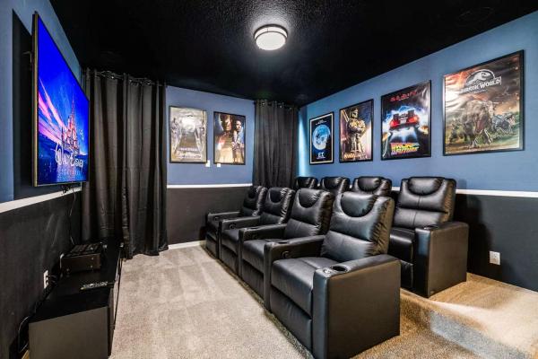 Awesome 9 Br-10 min to Disney w Game & Theme Rooms, Book Villa Kissimmee hoteller med pool, Swimmingpool