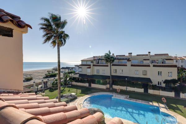 Luxury modern beachfront 3 bed gated community townhouse with pool, sun terrace, sea views close to all amenities, Book Feriehus Hoteller i Costa del Sol med pool, Swimmingpool