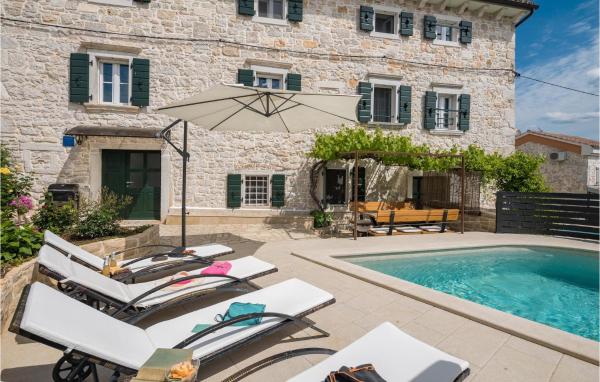 Gorgeous Home In Porec, Book Feriehus Hoteller i Poreč Riviera med pool, Swimmingpool