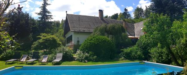 Chaloupka u lesa, Book Feriehus Hoteller i Srednecheshsky Krai med pool, Swimmingpool