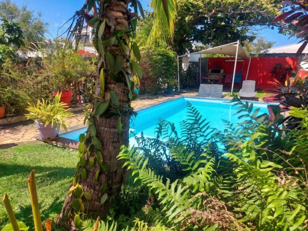 Maison cosy à Ravine des Cabris avec piscine partagée, Book Feriehus Hoteller i Le Tampon med parkering, Parkering