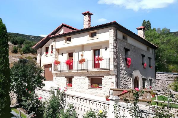 Spacious House in Merindad de Valdivielso, Book Feriehus Quintana de Valdivielso 
