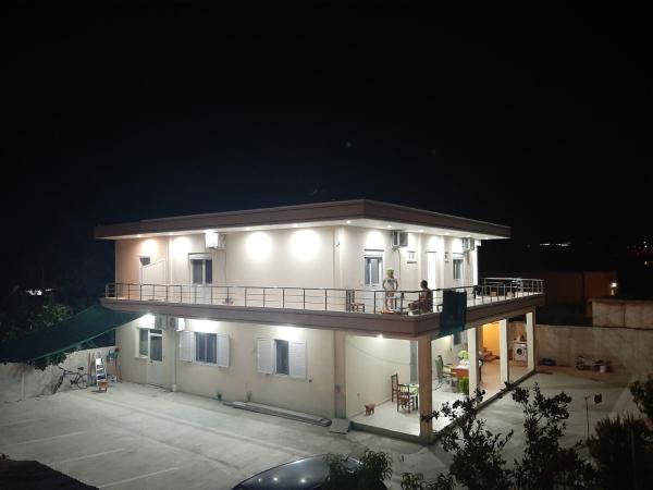 Dhoma Plazhi Nefeli, Book Lejlighed Vlorë County hoteller med parkering, Parkering
