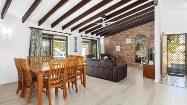 Pet Friendly / Stroll to the Beach, Book Feriehus Queensland Villas, Villa