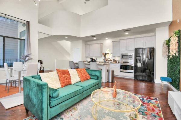 3BR/3.5BA Three Story East Downtown TownHouse with view, Book Feriehus Energy Corridor Houston