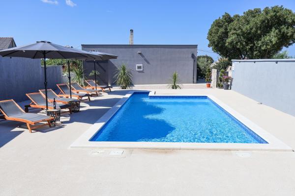 Villa Dalmatia with pool, Book  Hoteller i Zadar County med pool, Swimmingpool