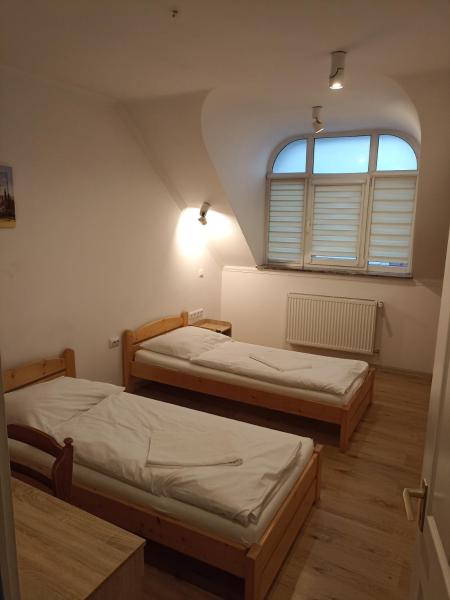 Euro Apartman, Book  Hoteller i Northern Great Plain med parkering, Parkering