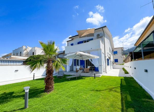 Villa Marisa - Villa di Lusso Fronte Spiaggia, Book  Cittadella del Capo Calabrien