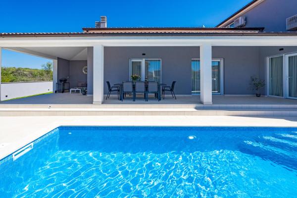Serenity home Villa Tea with heated pyrolysis salt water, Book  Hoteller i Pula Riviera med pool, Swimmingpool