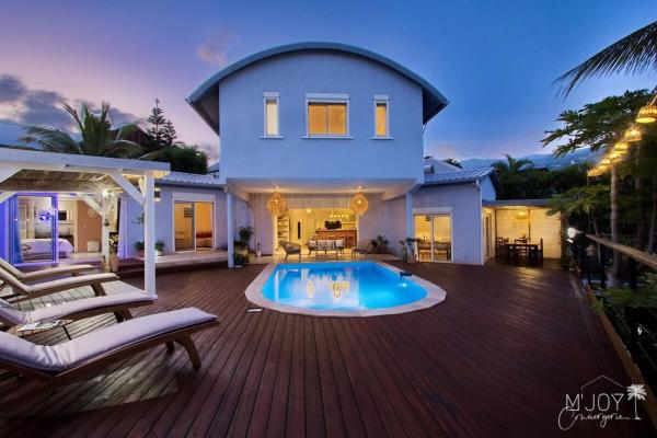 Villa Amara, Book  Hoteller i L'Etang-Sale med pool, Swimmingpool