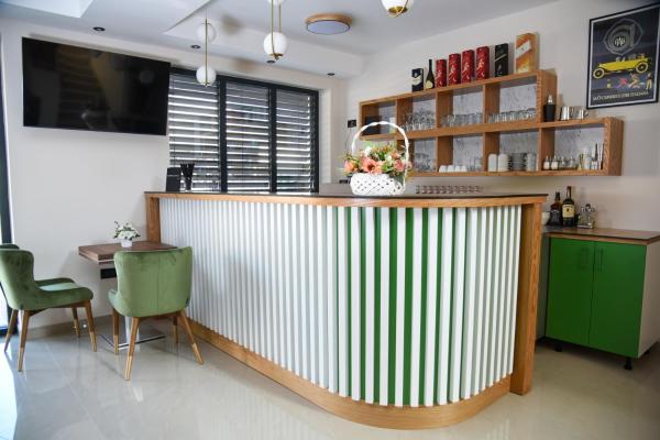 Merak Rooms & Caffe Bar, Book  Hoteller i Sabac med parkering, Parkering
