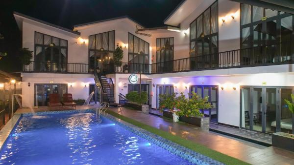 Homestay Thiên Cầm, Book  Ha Tinh hoteller med pool, Swimmingpool