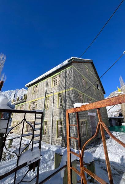 SNOWFLAKE Homestay, Book  Gondla 