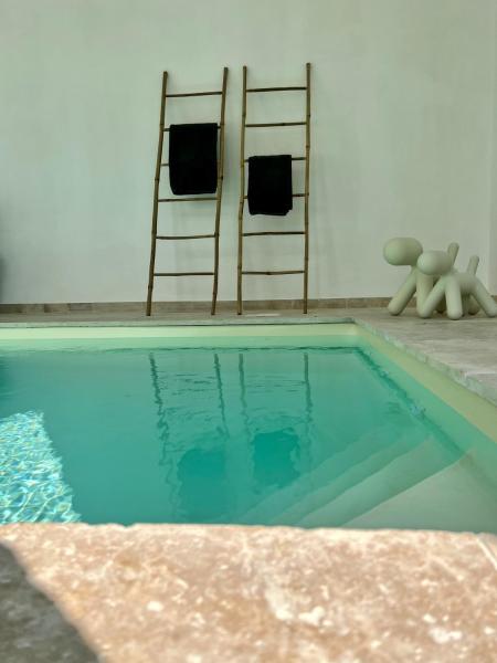 Manoir Les Feuillantines Piscine & Spa, Book  Isques 
