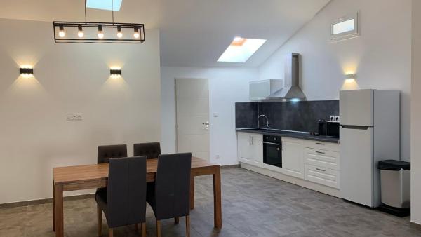 Appartement rue de Provence, Book  Hoteller i Rhône-Alps med parkering, Parkering