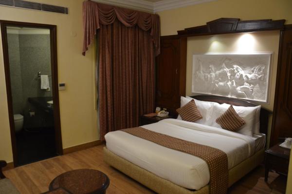 Hotel Arya - Unmarried Couples are not Allowed