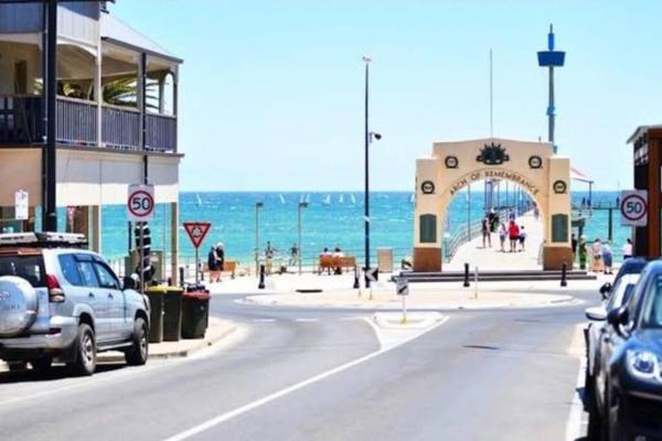 Seaside Villa Steps to Beach, Cafes, Boutiques, Book  Brighton Adelaide Region