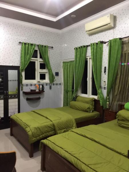 OYO Life 93055 Fathin Hotel, Book Motel Sangkapura East Java