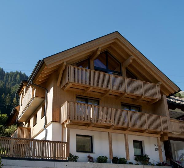 Haus Nick, Appartementhaus, Book  Hoteller i Tyrol med parkering, Parkering