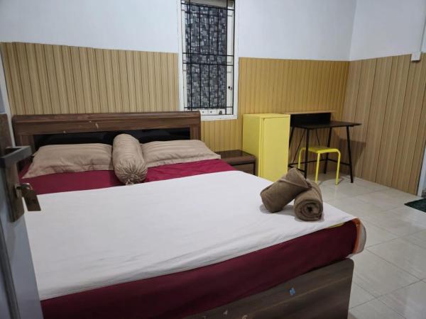 EMWEKA Guest House, Book  Balikpapan 