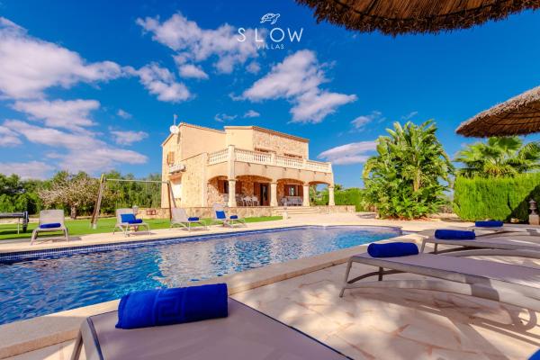 Villa Es Contes by Slow Villas, Book  Santanyi hoteller med pool, Swimmingpool