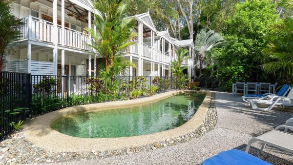 Craven Cottage at Full Moon Terraces - Tropical Queenslander Townhouse, Book  Port Douglas Queensland