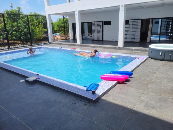 Room Villa Sylla fall, Book  Rufisque-Bargny hoteller med pool, Swimmingpool
