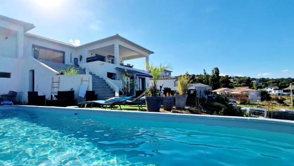 Villa Bistinetti Rez de villa tout confort avec piscine, Book  Korsika hoteller med parkering, Parkering