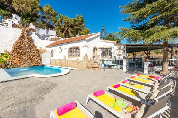 Villa Las Palomas con piscina privada by At Home Costa del Sol, Book  Hoteller i Axarquía med pool, Swimmingpool