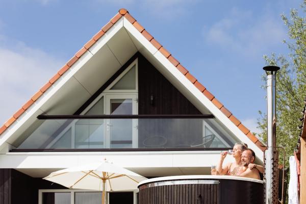 Vakantiehuis aan het water met hottub, Book  Dokkum Frisland