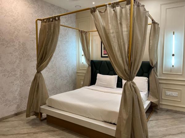 Soho House by Jayshrea, Book  Chandrapur hoteller med pool, Swimmingpool