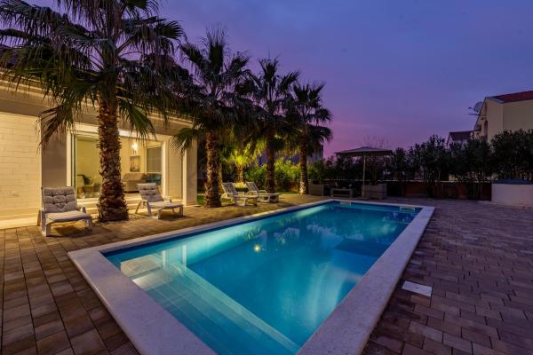 Luxury Villa Agape Palm Beach Tennisplatz, Book  Hoteller i Zadar County med pool, Swimmingpool